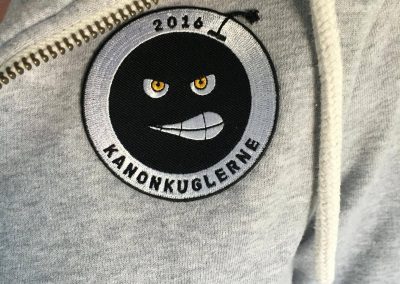 Kanonkuglerne_badge_trøje